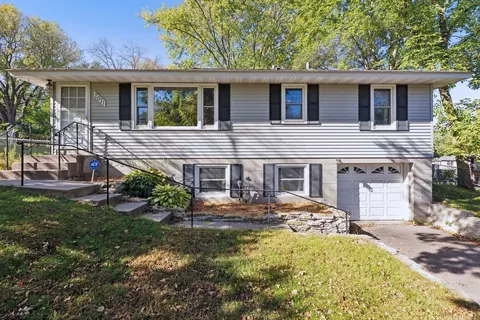 2071 Dale St N, Roseville, MN 55113