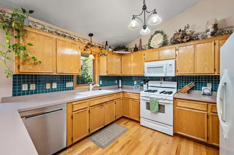 Kitchen - 16357 Java Ln, Lakeville, MN 55044 photo 2 of 4