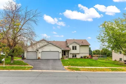 1250 Lake Susan Hills Dr, Chanhassen, MN 55317