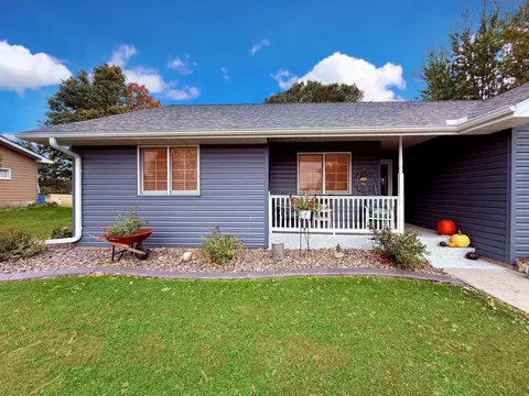 Exterior - 1402 William Ave, Montevideo, MN 56265 photo 4 of 12
