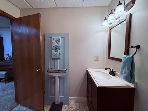 Bath - 1402 William Ave, Montevideo, MN 56265 photo 7 of 7