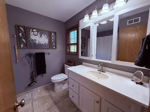 Bath - 1402 William Ave, Montevideo, MN 56265 photo 3 of 7