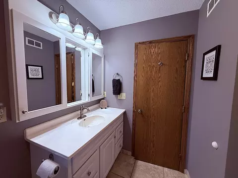 Bath - 1402 William Ave, Montevideo, MN 56265 photo 5 of 7
