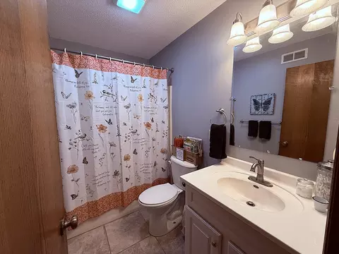Bath - 1402 William Ave, Montevideo, MN 56265 photo 2 of 7
