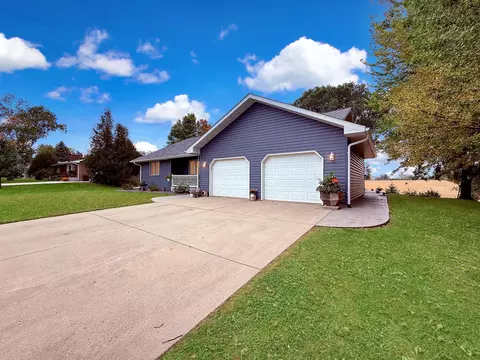 Exterior - 1402 William Ave, Montevideo, MN 56265 photo 10 of 12