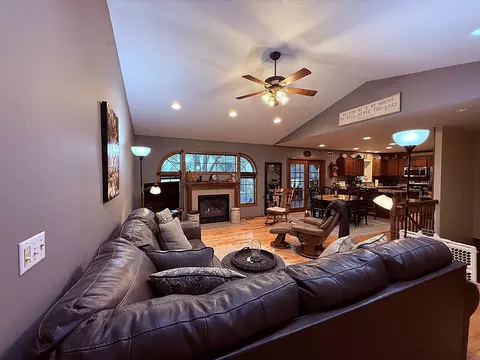 Living - 1402 William Ave, Montevideo, MN 56265 photo 4 of 8
