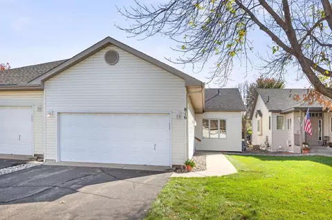 816 Regent Dr, Shakopee, MN 55379