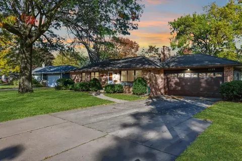 1139 Autumn St, Roseville, MN 55113