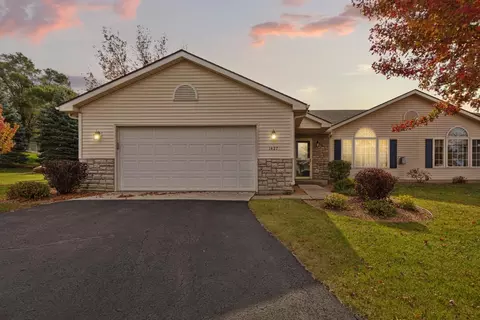 1427 Carriage Cir, Faribault, MN 55021