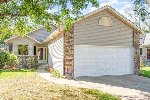 5621 Heather Ridge Ct, Shoreview, MN 55126