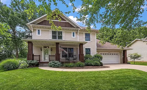 909 New Century Blvd S, Maplewood, MN 55119