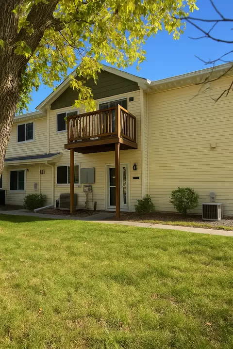 7670 13th St N, Oakdale, MN 55128
