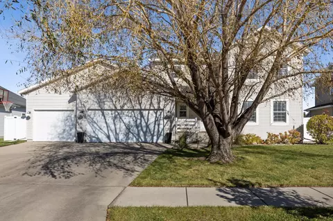 5592 Farmstead Ct S, Fargo, ND 58104