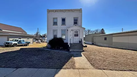 12 E Main St, Madelia, MN 56062