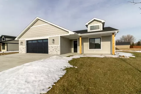 305 Pinehurst Dr, Mankato, MN 56001
