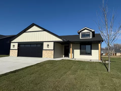 309 Pinehurst Dr, Mankato, MN 56001