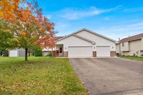 10929 Shoreline Ct, Chisago City, MN 55013