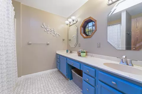 Bath - 107 E Mankato St, Duluth, MN 55803 photo 2 of 3