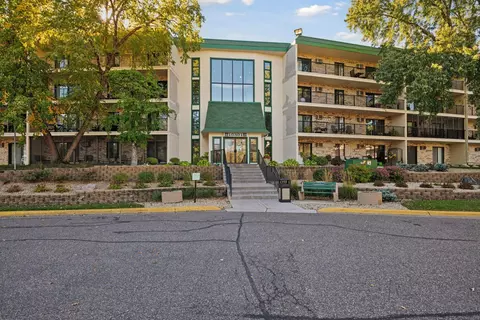 10501 Cedar Lake Rd #414, Minnetonka, MN 55305
