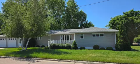 313 3rd Ave N, Emmons, MN 56029
