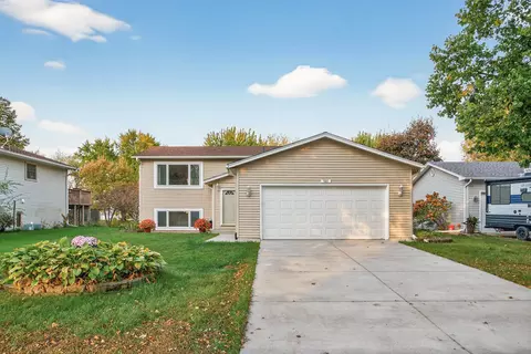 586 Kassel Ln, Chaska, MN 55318
