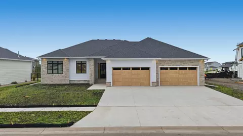 1089 Hickory Ln, West Fargo, ND 58078