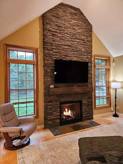Living - 524 19th St SE, Willmar, MN 56201 photo 3 of 5