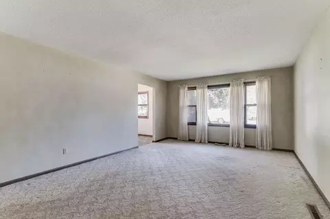 Living - 906 Redwood St E, La Crescent, MN 55947 photo 1 of 2