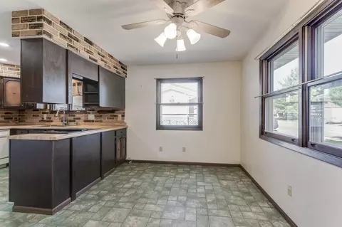 Kitchen - 906 Redwood St E, La Crescent, MN 55947 photo 2 of 4