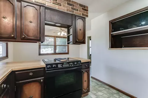 Kitchen - 906 Redwood St E, La Crescent, MN 55947 photo 4 of 4