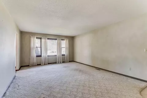 Living - 906 Redwood St E, La Crescent, MN 55947 photo 2 of 2