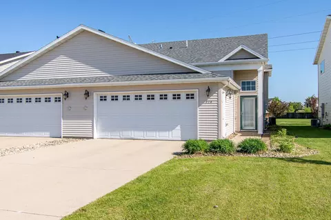 828 Cinnamon Ridge Pl, West Fargo, ND 58078