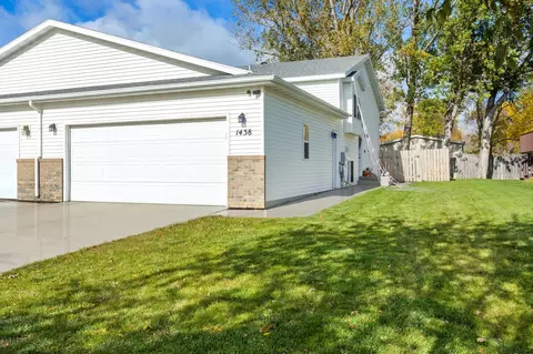 1438 Suntree Dr, West Fargo, ND 58078