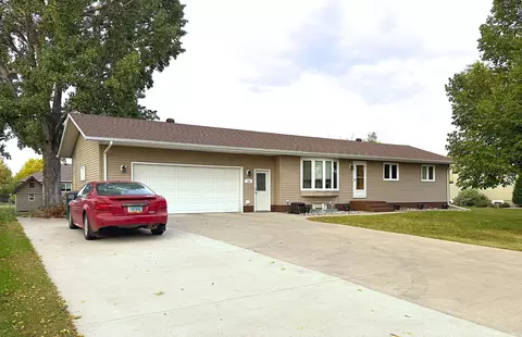 704 3rd Ave NE, Hillsboro, ND 58045