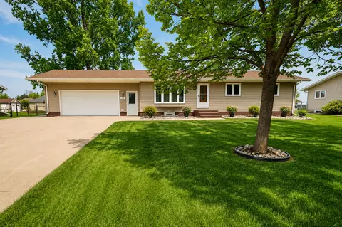 704 3rd Ave NE, Hillsboro, ND 58045