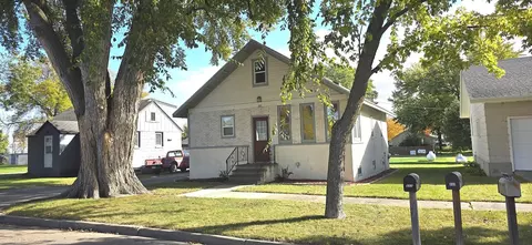 880 Pine St, Wabasso, MN 56293