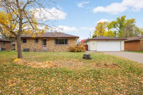 692 Grandview Ave W, Roseville, MN 55113
