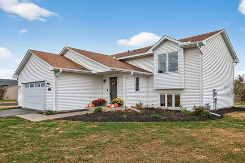 613 Frontier Cir, Belle Plaine, MN 56011