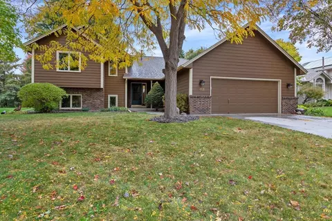 9101 Nantwick Rdg, Brooklyn Park, MN 55443