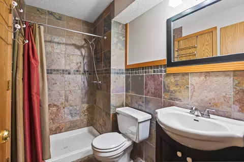 Bath - 2337 Maxwell Ln, Chaska, MN 55318 photo 3 of 3
