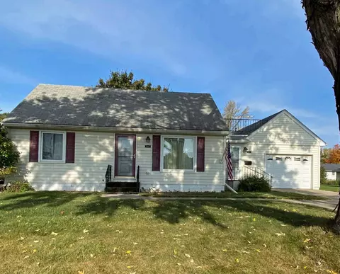 1227 Parallel St, Chaska, MN 55318