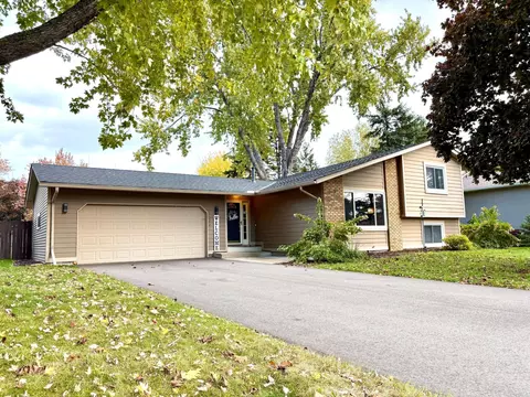 7436 Upper 26th St N, Oakdale, MN 55128