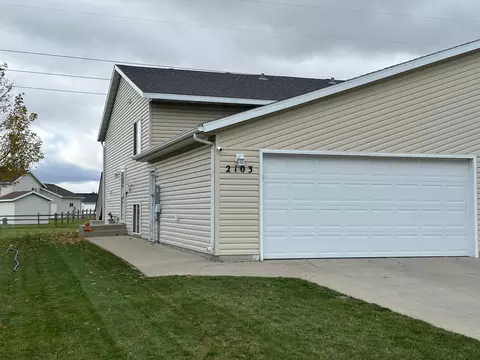 2103 52nd St S, Fargo, ND 58103
