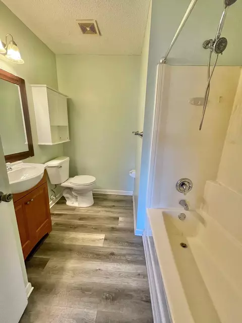 Bath - 4425 Cinnamon Ridge Cir, Eagan, MN 55122 photo 1 of 3