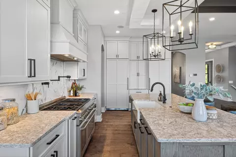 Kitchen - 525 Smithtown Ct, Excelsior, MN 55331 photo 6 of 13