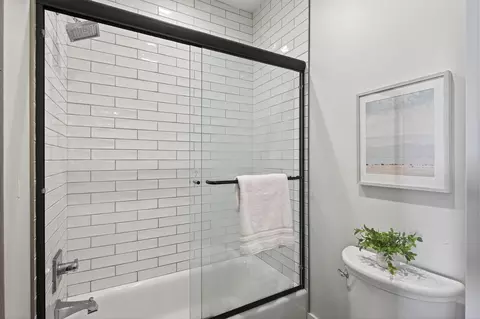 Bath - 525 Smithtown Ct, Excelsior, MN 55331 photo 15 of 19