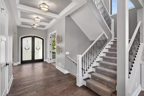 Entry Way - 525 Smithtown Ct, Excelsior, MN 55331 photo 5 of 16