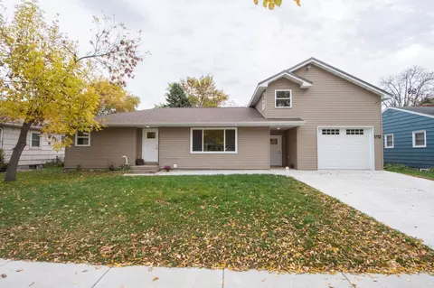 1712 12th St S, Moorhead, MN 56560