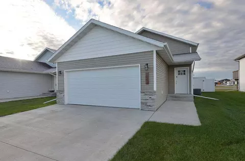 1043 Barnes Dr W, West Fargo, ND 58078