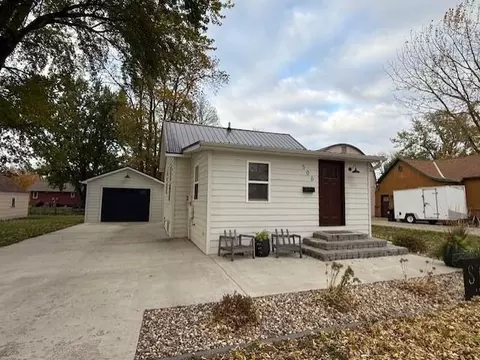506 16th St, Windom, MN 56101